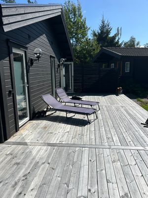 Trädäck baksida med solsängar