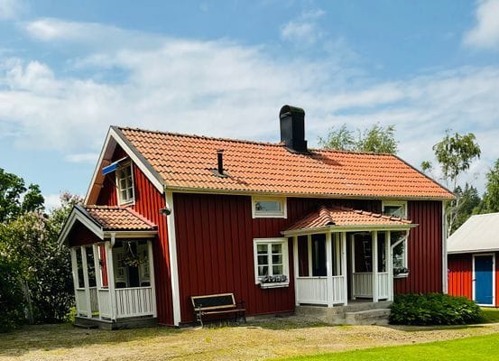 Modern stuga åretrunt boende nära sjö och golfbana - Bild 2