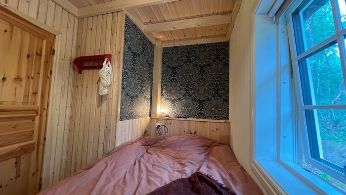 Mysig timmerstuga med kamin i södra Värmland - Bild 11