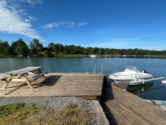Badstege 60 meter från stugan
