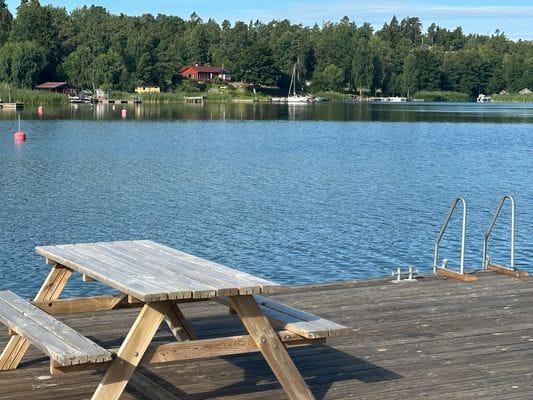 Badstege 60 meter från stugan