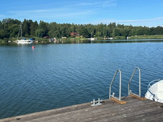 Badstege 60 meter från stugan
