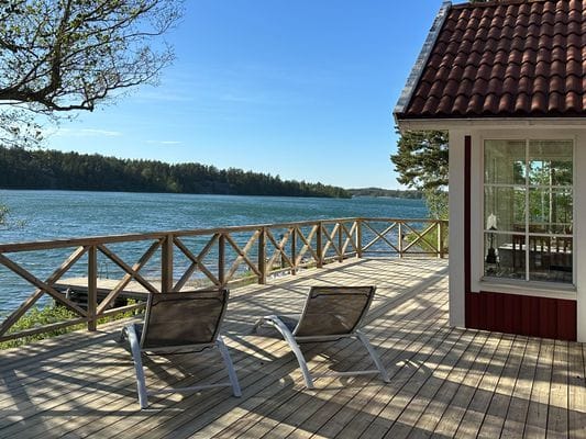 Ostört läge i havsvik med egen brygga i Loftahammar utanför Västervik.