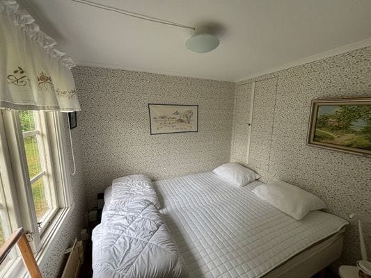 Sovrum 1 med dubbelsäng (160 cm)