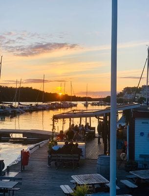 20-talscharm vid vattnet i Ålsten - Bild 29
