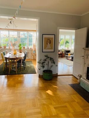 20-talscharm vid vattnet i Ålsten - Bild 10