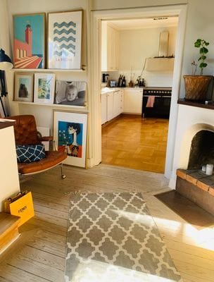 20-talscharm vid vattnet i Ålsten - Bild 14