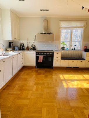 20-talscharm vid vattnet i Ålsten - Bild 7