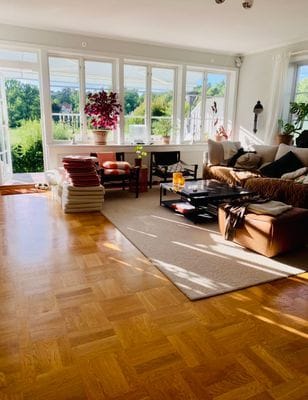 20-talscharm vid vattnet i Ålsten - Bild 8