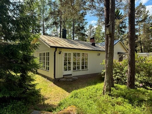 Modernt havsnära hus med bastu i Grisslehamn.