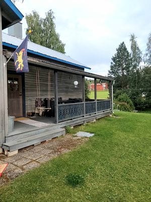 Grym stuga naturnära. Husdjuret får följa med!