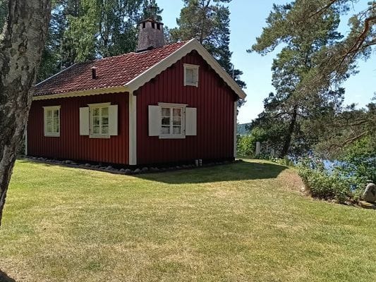Enskilt belägen sommarstuga med egen strand - Bild 11