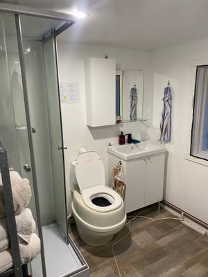 Mysig stuga i skogen nära sjö & bastu - Bild 6