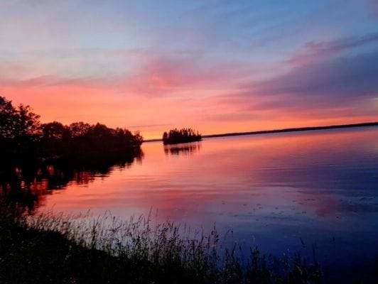 En stuga avskilt vid vattnet Småland med egen båt