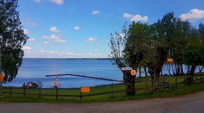 En stuga avskilt vid vattnet Småland med egen båt - Bild 4
