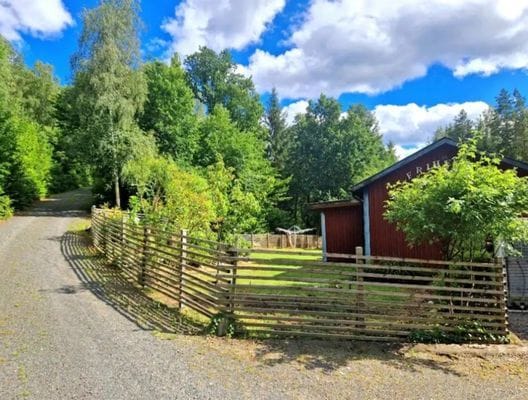 En stuga avskilt vid vattnet Småland med egen båt - Bild 7