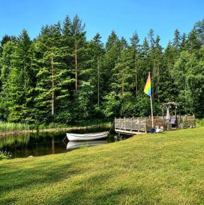 En stuga avskilt vid vattnet Småland med egen båt - Bild 11
