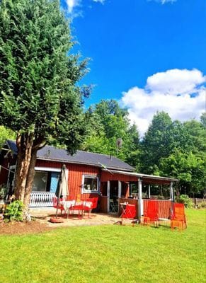 En stuga avskilt vid vattnet Småland med egen båt - Bild 16