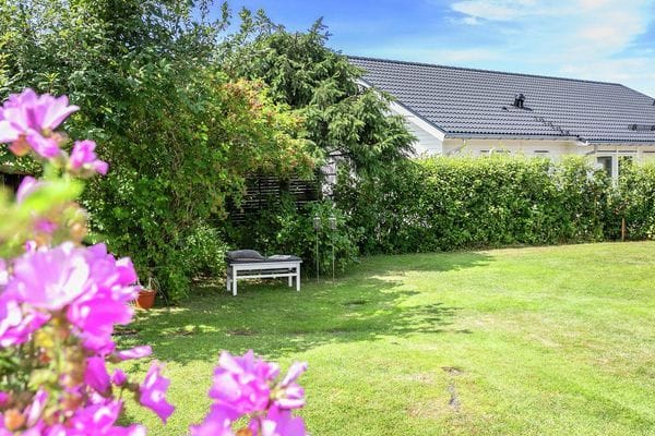 Familjevilla med uppvärmd pool & bastu nära havet - Bild 17