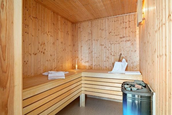 Familjevilla med uppvärmd pool & bastu nära havet - Bild 19