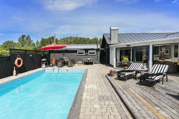 Familjevilla med uppvärmd pool & bastu nära havet - Bild 8