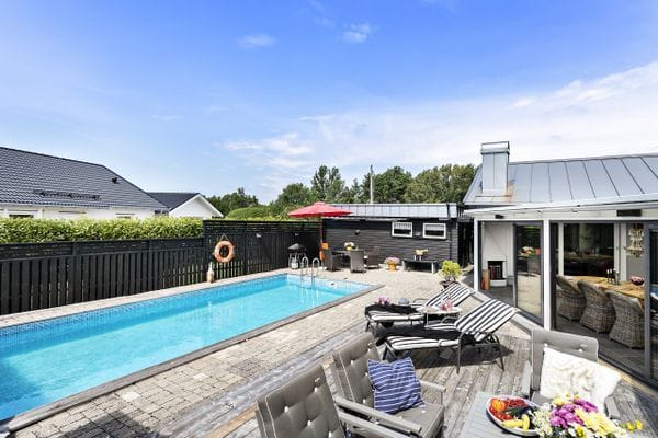 Familjevilla med uppvärmd pool & bastu nära havet - Bild 10