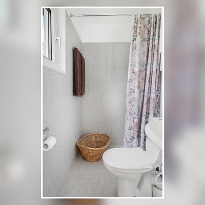 Extra badrum i gäststugan med dusch och wc.