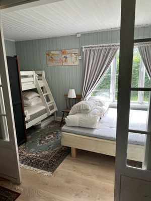 Stugan med sjöutsikt nära bad och handelsbod - Bild 19