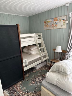 Stugan med sjöutsikt nära bad och handelsbod - Bild 18