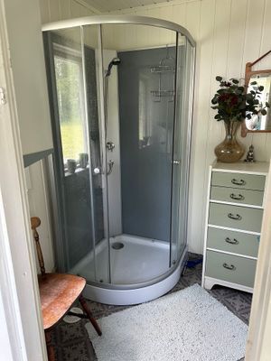 Stugan med sjöutsikt nära bad och handelsbod - Bild 24