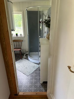 Stugan med sjöutsikt nära bad och handelsbod - Bild 23