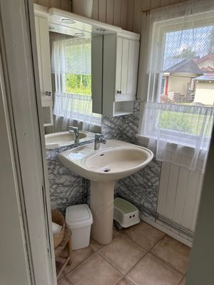 Stugan med sjöutsikt nära bad och handelsbod - Bild 27