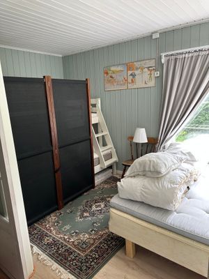 Stugan med sjöutsikt nära bad och handelsbod - Bild 17