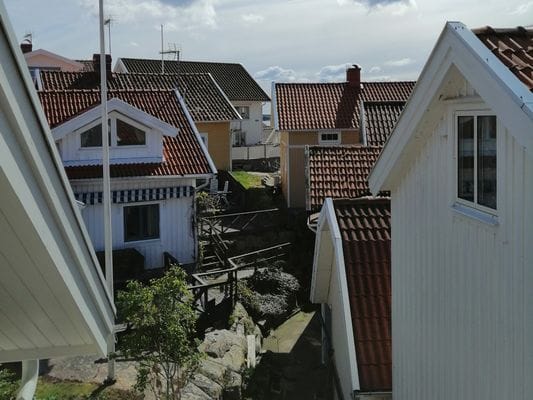 Utsikt från balkongen över grannhusen