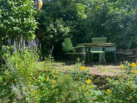 Terrass med kvällssol och vacker utsikt