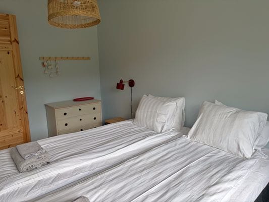 Nybyggt sjönära hus i Småland med bastu - Bild 18
