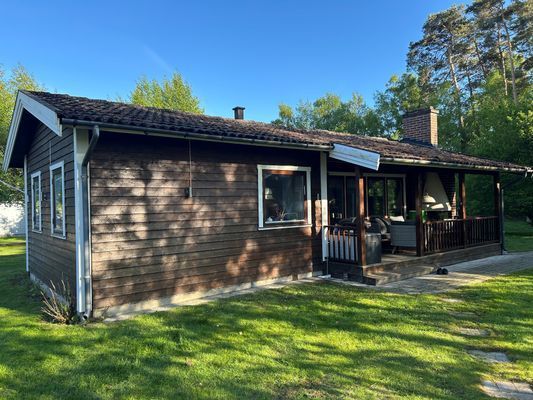 Fin väl planerad stuga med egen stor trädgård.