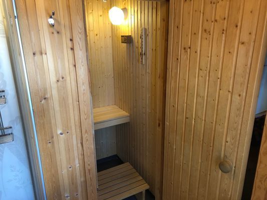 Bastun i badrummet på nedervåningen