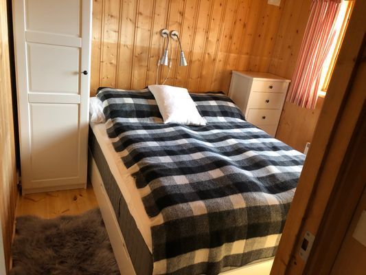 Dubbelsäng (160 cm bred) på nedervåningen