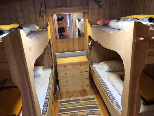 4-bäddsrum på nedervåningen (100 cm breda sängar)