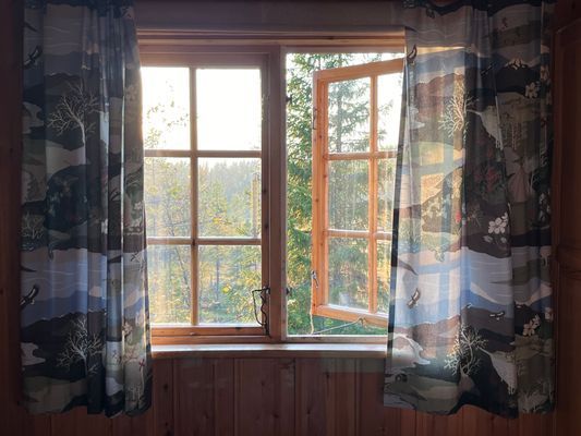 Frisk fjälluft kommer in i sovrummet på övervåningen