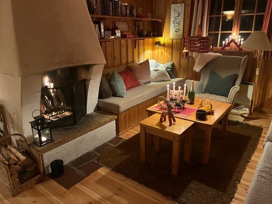 Öppna spisen i vardagsrummet / storstugan