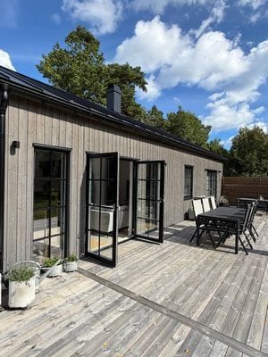 Nybyggt fritidshus med närhet till strand och nöje