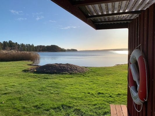 Stuga nära hav och bad. Roddbåt, egen brygga. - Bild 31