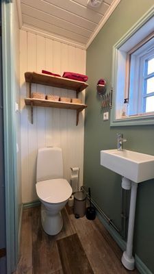 Mysig timmerstuga med kamin i södra Värmland - Bild 15