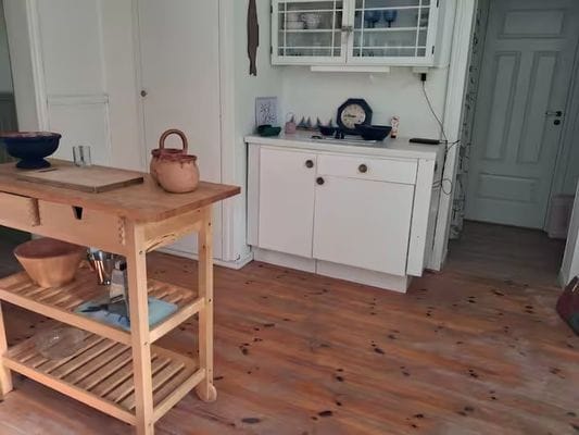 Ljusne – röd stuga med trädgård & sjönära läge - Bild 7