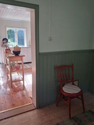 Ljusne – röd stuga med trädgård & sjönära läge - Bild 12