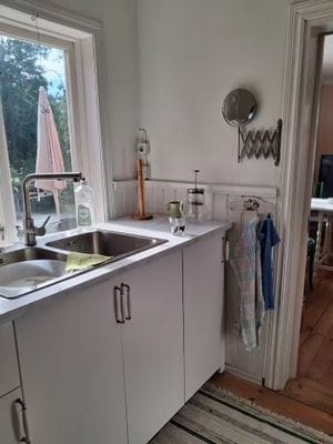 Ljusne – röd stuga med trädgård & sjönära läge - Bild 8