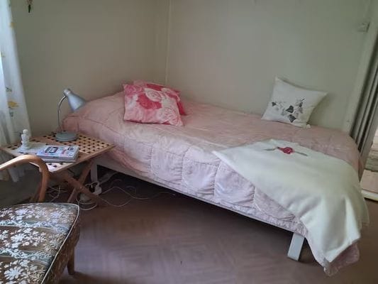 Ljusne – röd stuga med trädgård & sjönära läge - Bild 19