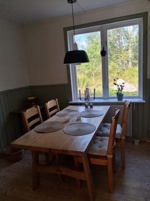 Ljusne – röd stuga med trädgård & sjönära läge - Bild 13